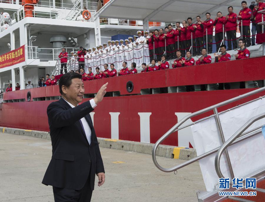 11月18日,正在澳大利亞塔斯馬尼亞州首府霍巴特訪問的中國(guó)國(guó)家主席習(xí)近平在澳大利亞總理阿博特陪同下參觀南極科考項(xiàng)目并慰問兩國(guó)科考人員。這是習(xí)近平在霍巴特港看望正在這里補(bǔ)給的“雪龍”號(hào)全體科考人員。新華社記者李學(xué)仁攝  11月18日,正在澳大利亞塔斯馬尼亞州首府霍巴特訪問的中國(guó)國(guó)家主席習(xí)近平在澳大利亞總理阿博特陪同下參觀南極科考項(xiàng)目并慰問兩國(guó)科考人員。這是習(xí)近平在霍巴特港看望正在這里補(bǔ)給的“雪龍”號(hào)全體科考人員。新華社記者李學(xué)仁攝