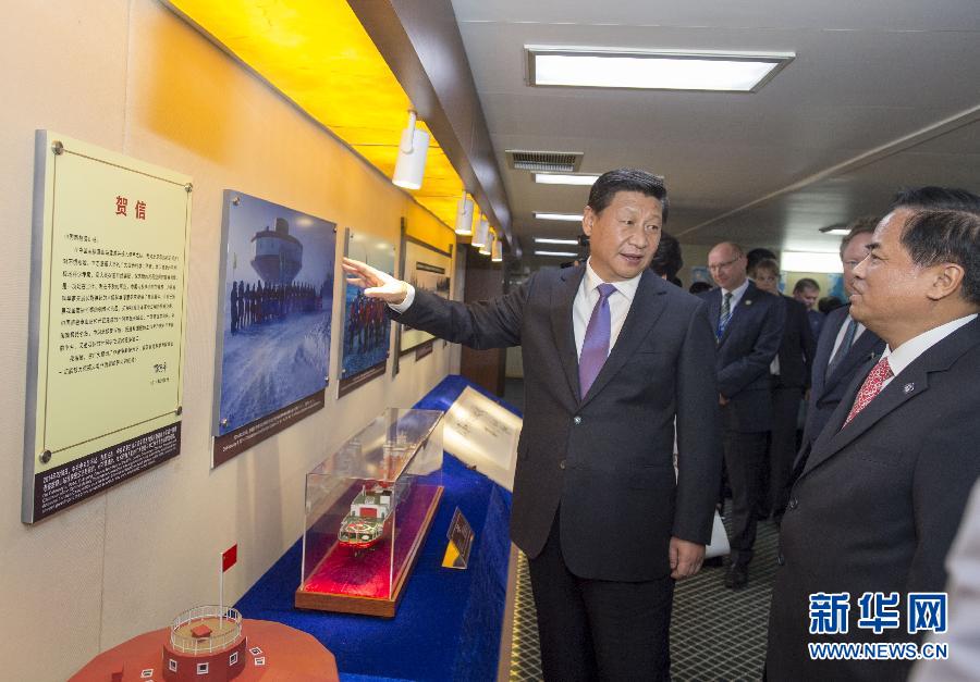 這是習(xí)近平參觀中國(guó)極地考察30周年圖片展。新華社記者李學(xué)仁攝  這是習(xí)近平參觀中國(guó)極地考察30周年圖片展。新華社記者李學(xué)仁攝
