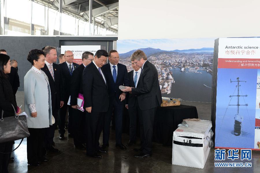 這是習(xí)近平和阿博特觀看采集的冰樣。新華社記者 馬占成 攝  這是習(xí)近平和阿博特觀看采集的冰樣。新華社記者 馬占成 攝