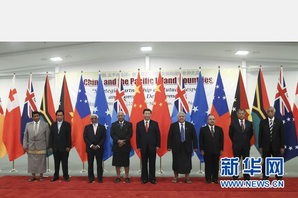 11月22日,國家主席習近平在楠迪同斐濟總理姆拜尼馬拉馬、密克羅尼西亞聯邦總統莫里、薩摩亞總理圖伊拉埃帕、巴布亞新幾內亞總理奧尼爾、瓦努阿圖總理納圖曼、庫克群島總理普納、湯加首相圖伊瓦卡諾、紐埃總理塔拉吉等太平洋島國領導人舉行集體會晤。姚大偉攝 11月22日,國家主席習近平在楠迪同斐濟總理姆拜尼馬拉馬、密克羅尼西亞聯邦總統莫里、薩摩亞總理圖伊拉埃帕、巴布亞新幾內亞總理奧尼爾、瓦努阿圖總理納圖曼、庫克群島總理普納、湯加首相圖伊瓦卡諾、紐埃總理塔拉吉等太平洋島國領導人舉行集體會晤。姚大偉攝