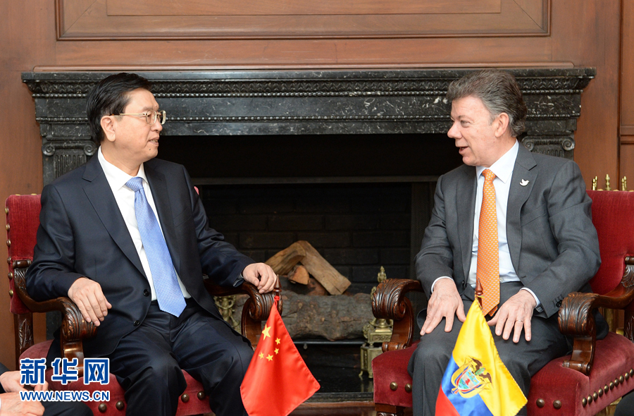11月24日,正在哥倫比亞進行正式友好訪問的全國人大常委會委員長張德江在波哥大會見哥倫比亞總統(tǒng)桑托斯。 新華社記者 劉建生 攝 11月24日,正在哥倫比亞進行正式友好訪問的全國人大常委會委員長張德江在波哥大會見哥倫比亞總統(tǒng)桑托斯。 新華社記者 劉建生 攝