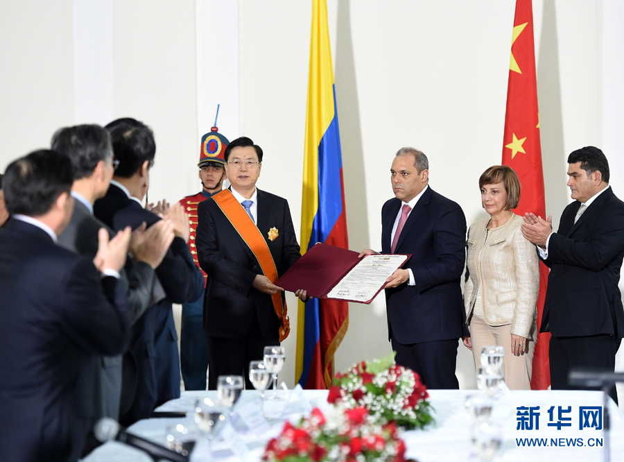 11月24日,正在哥倫比亞進行正式友好訪問的全國人大常委會委員長張德江在波哥大與哥倫比亞國會主席兼參議長納梅舉行會談。 新華社記者鞠鵬 攝 11月24日,正在哥倫比亞進行正式友好訪問的全國人大常委會委員長張德江在波哥大與哥倫比亞國會主席兼參議長納梅舉行會談。 新華社記者鞠鵬 攝