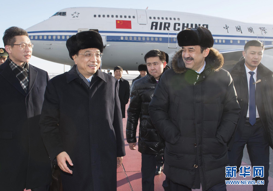 12月14日,應哈薩克斯坦共和國總理馬西莫夫邀請,國務院總理李克強乘專機抵達阿斯塔納國際機場,開始對哈薩克斯坦進行正式訪問,舉行中哈總理第二次定期會晤,并出席上海合作組織成員國政府首腦理事會第十三次會議。這是馬西莫夫到機場迎接李克強。新華社記者 黃敬文 攝   12月14日,應哈薩克斯坦共和國總理馬西莫夫邀請,國務院總理李克強乘專機抵達阿斯塔納國際機場,開始對哈薩克斯坦進行正式訪問,舉行中哈總理第二次定期會晤,并出席上海合作組織成員國政府首腦理事會第十三次會議。這是馬西莫夫到機場迎接李克強。新華社記者 黃敬文 攝