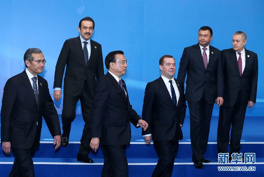 12月15日,中國國務院總理李克強在阿斯塔納出席上海合作組織成員國政府首腦理事會第十三次會議。這是與會領導人集體合影后走向會場。新華社記者 龐興雷 攝  12月15日,中國國務院總理李克強在阿斯塔納出席上海合作組織成員國政府首腦理事會第十三次會議。這是與會領導人集體合影后走向會場。新華社記者 龐興雷 攝