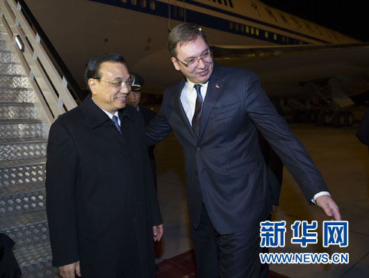 12月15日,國務院總理李克強抵達貝爾格萊德,出席中國-中東歐國家領導人會晤并正式訪問塞爾維亞,塞爾維亞總理武契奇到機場迎接。新華社記者 黃敬文 攝 12月15日,國務院總理李克強抵達貝爾格萊德,出席中國-中東歐國家領導人會晤并正式訪問塞爾維亞,塞爾維亞總理武契奇到機場迎接。新華社記者 黃敬文 攝