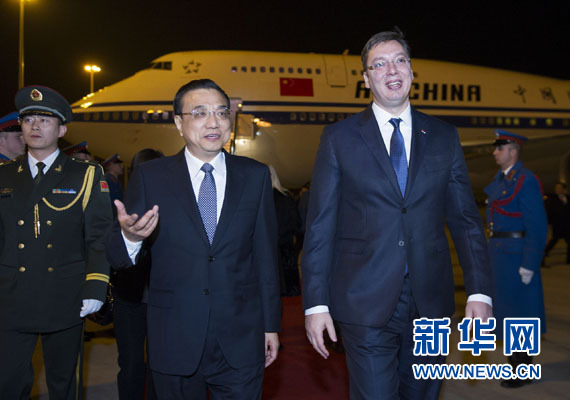 12月15日,國務院總理李克強抵達貝爾格萊德,出席中國-中東歐國家領導人會晤并正式訪問塞爾維亞,塞爾維亞總理武契奇到機場迎接。新華社記者 黃敬文 攝 12月15日,國務院總理李克強抵達貝爾格萊德,出席中國-中東歐國家領導人會晤并正式訪問塞爾維亞,塞爾維亞總理武契奇到機場迎接。新華社記者 黃敬文 攝