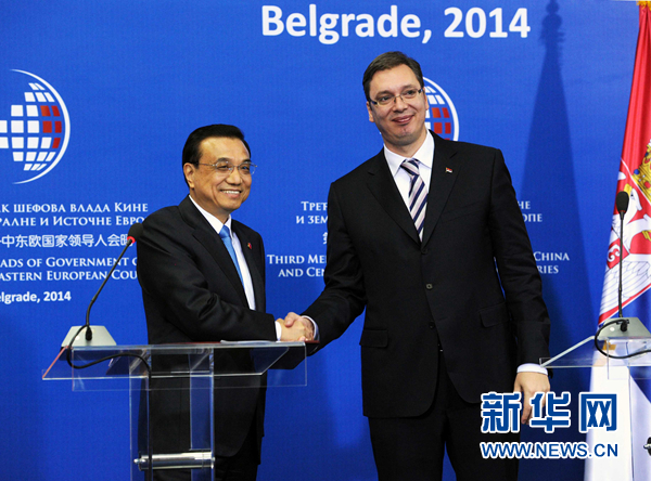 12月16日，國(guó)務(wù)院總理李克強(qiáng)在貝爾格萊德出席第三次中國(guó)-中東歐國(guó)家領(lǐng)導(dǎo)人會(huì)晤后，與塞爾維亞總理武契奇共同會(huì)見記者。 新華社記者饒愛民 攝