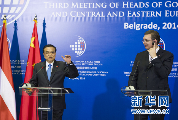 12月16日，國(guó)務(wù)院總理李克強(qiáng)在貝爾格萊德出席第三次中國(guó)-中東歐國(guó)家領(lǐng)導(dǎo)人會(huì)晤后，與塞爾維亞總理武契奇共同會(huì)見記者。 新華社記者黃敬文 攝