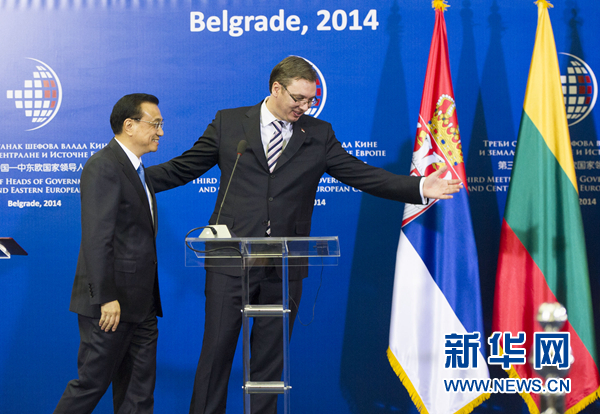 12月16日，國(guó)務(wù)院總理李克強(qiáng)在貝爾格萊德出席第三次中國(guó)-中東歐國(guó)家領(lǐng)導(dǎo)人會(huì)晤后，與塞爾維亞總理武契奇共同會(huì)見記者。 新華社記者黃敬文 攝