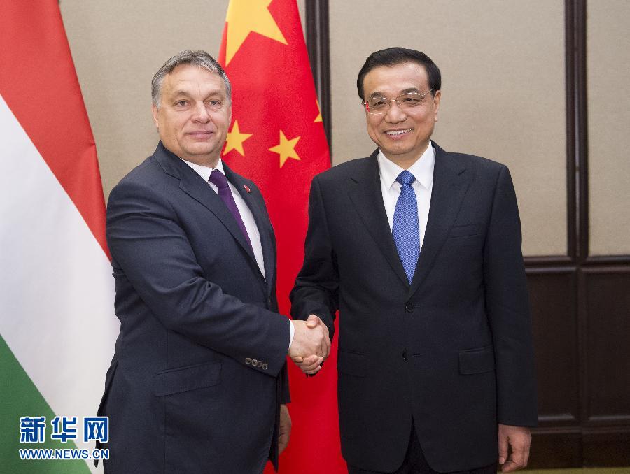 12月17日,中國國務(wù)院總理李克強(qiáng)在貝爾格萊德會(huì)見匈牙利總理歐爾班。 新華社記者黃敬文攝  12月17日,中國國務(wù)院總理李克強(qiáng)在貝爾格萊德會(huì)見匈牙利總理歐爾班。 新華社記者黃敬文攝