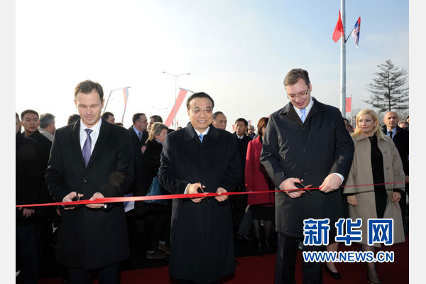 12月18日，中國國務院總理李克強在貝爾格萊德同塞爾維亞總理武契奇共同出席貝爾格萊德跨多瑙河大橋竣工儀式。這是李克強與武契奇為新建成的大橋剪彩。新華社記者 饒愛民 攝