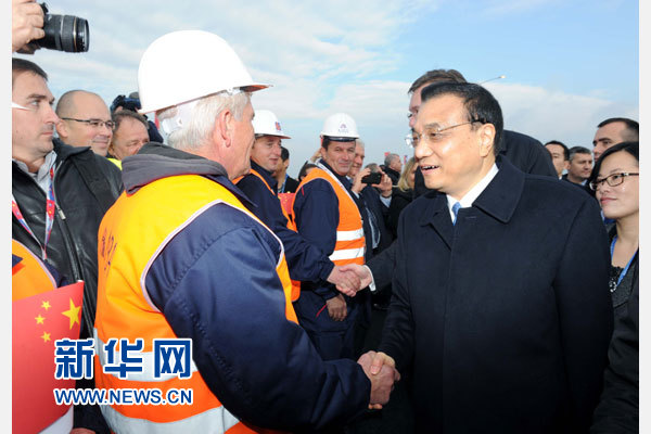12月18日，中國國務院總理李克強在貝爾格萊德同塞爾維亞總理武契奇共同出席貝爾格萊德跨多瑙河大橋竣工儀式。這是李克強同大橋建設者親切交流。新華社記者 饒愛民 攝