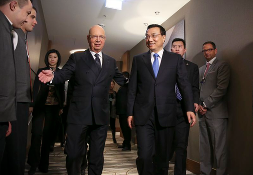 施瓦布第一時間歡迎李克強抵達達沃斯(攝影:中新社 劉震) 施瓦布第一時間歡迎李克強抵達達沃斯(攝影:中新社 劉震)