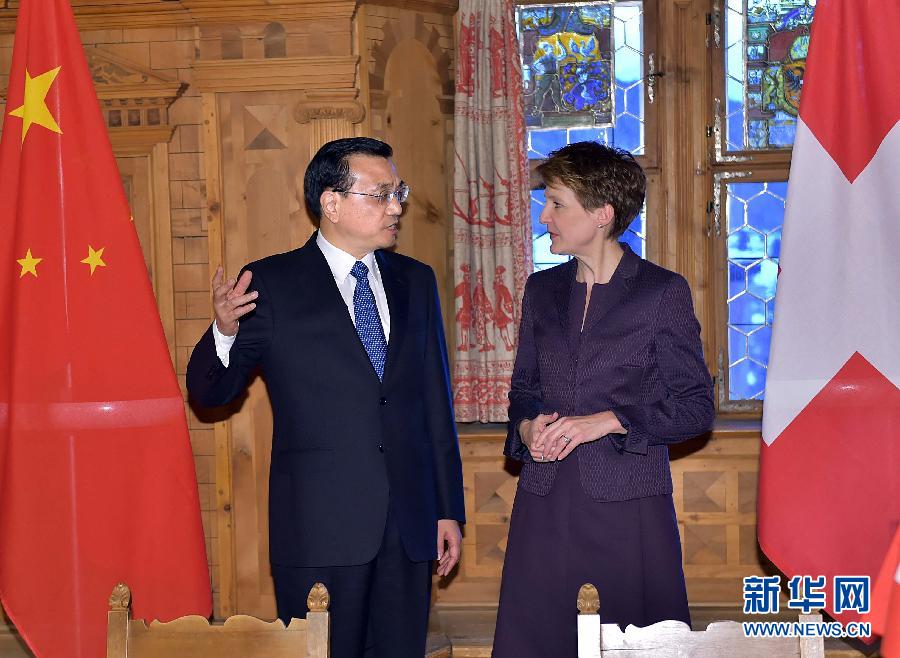 1月21日,國務院總理李克強在達沃斯同瑞士聯(lián)邦主席索馬魯加舉行會談。這是會談結束后,李克強與索馬魯加共同出席雙邊金融、食品、藥品、科研、人員往來等領域合作文件簽字儀式。新華社記者 李濤 攝 1月21日,國務院總理李克強在達沃斯同瑞士聯(lián)邦主席索馬魯加舉行會談。這是會談結束后,李克強與索馬魯加共同出席雙邊金融、食品、藥品、科研、人員往來等領域合作文件簽字儀式。新華社記者 李濤 攝