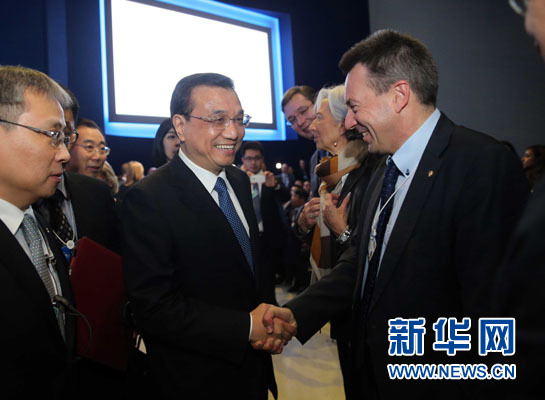 1月21日，中國國務院總理李克強在瑞士達沃斯舉行的世界經濟論壇全會發表特別致辭并回答提問。這是李克強在致辭前同與會嘉賓親切交談。新華社記者 劉衛兵 攝