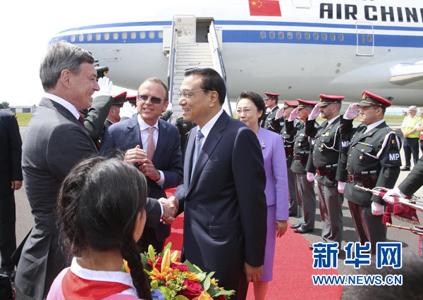 當地時間6月28日下午,經中歐雙方商定,國務院總理李克強乘專機抵達比利時首都布魯塞爾,出席第十七次中國歐盟領導人會晤。李克強總理夫人程虹同機抵達。歐盟和比利時政府高級官員到阿貝拉格機場迎接。新華社記者 龐興雷 攝  當地時間6月28日下午,經中歐雙方商定,國務院總理李克強乘專機抵達比利時首都布魯塞爾,出席第十七次中國歐盟領導人會晤。李克強總理夫人程虹同機抵達。歐盟和比利時政府高級官員到阿貝拉格機場迎接。新華社記者 龐興雷 攝