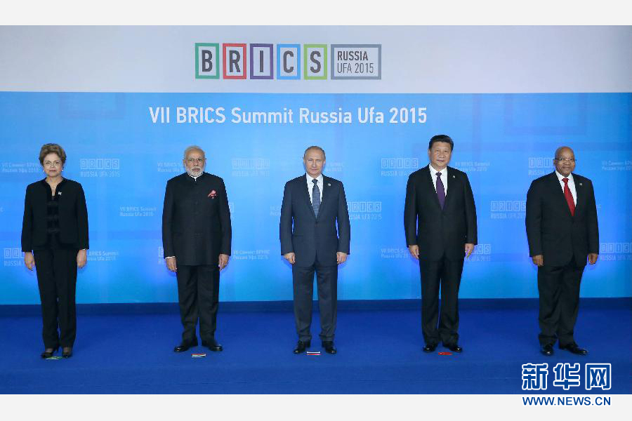 7月9日,金磚國家領導人第七次會晤在俄羅斯烏法舉行。中國國家主席習近平、俄羅斯總統普京、巴西總統羅塞夫、印度總理莫迪、南非總統祖馬出席。這是金磚國家領導人集體合影。新華社記者 龐興雷 攝 7月9日,金磚國家領導人第七次會晤在俄羅斯烏法舉行。中國國家主席習近平、俄羅斯總統普京、巴西總統羅塞夫、印度總理莫迪、南非總統祖馬出席。這是金磚國家領導人集體合影。新華社記者 龐興雷 攝