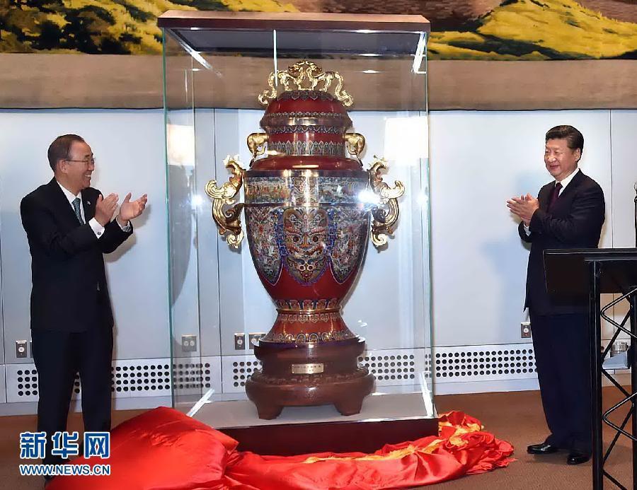 9月27日,國家主席習近平在紐約出席中國向聯合國贈送“和平尊”儀式。聯合國秘書長潘基文出席。 新華社記者 李濤 攝  9月27日,國家主席習近平在紐約出席中國向聯合國贈送“和平尊”儀式。聯合國秘書長潘基文出席。 新華社記者 李濤 攝