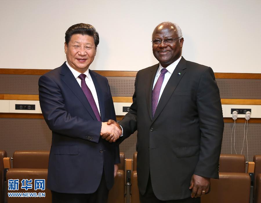 9月27日,國家主席習近平在紐約會見塞拉利昂總統科羅馬。新華社記者 龐興雷 攝  9月27日,國家主席習近平在紐約會見塞拉利昂總統科羅馬。新華社記者 龐興雷 攝