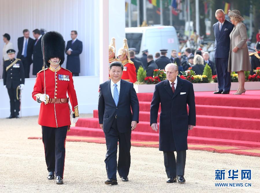 這是習近平在伊麗莎白二世女王的丈夫菲利普親王的陪同下檢閱儀仗隊。新華社記者 龐興雷 攝 這是習近平在伊麗莎白二世女王的丈夫菲利普親王的陪同下檢閱儀仗隊。新華社記者 龐興雷 攝