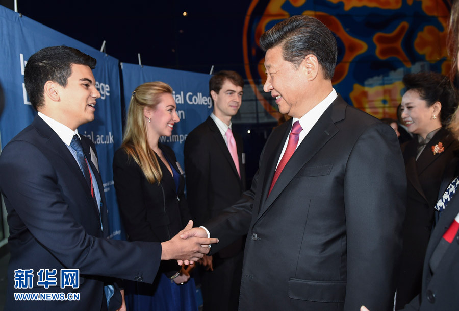 10月21日,國(guó)家主席習(xí)近平在倫敦參觀帝國(guó)理工學(xué)院。 新華社記者謝環(huán)馳 攝 10月21日,國(guó)家主席習(xí)近平在倫敦參觀帝國(guó)理工學(xué)院。 新華社記者謝環(huán)馳 攝