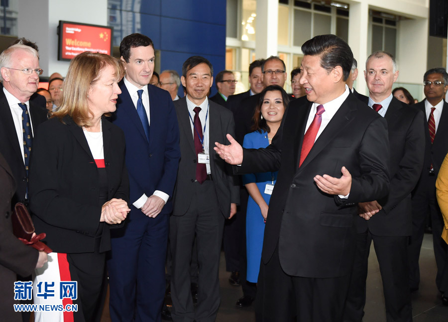 10月21日,國(guó)家主席習(xí)近平在倫敦參觀帝國(guó)理工學(xué)院。這是習(xí)近平同該校員工親切交談。 新華社記者 謝環(huán)馳 攝 10月21日,國(guó)家主席習(xí)近平在倫敦參觀帝國(guó)理工學(xué)院。這是習(xí)近平同該校員工親切交談。 新華社記者 謝環(huán)馳 攝