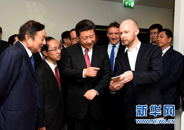 10月21日,國家主席習近平在倫敦參觀華為英國公司。 新華社記者 饒愛民 攝 10月21日,國家主席習近平在倫敦參觀華為英國公司。 新華社記者 饒愛民 攝