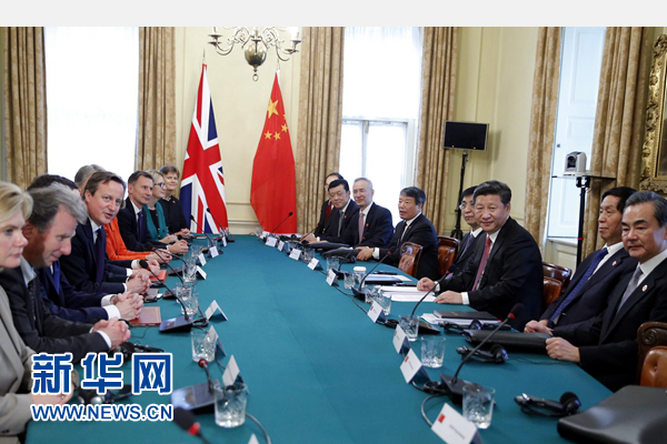 10月21日,國家主席習近平在倫敦唐寧街首相府同英國首相卡梅倫舉行會談。 新華社記者 鞠鵬 攝  10月21日,國家主席習近平在倫敦唐寧街首相府同英國首相卡梅倫舉行會談。 新華社記者 鞠鵬 攝