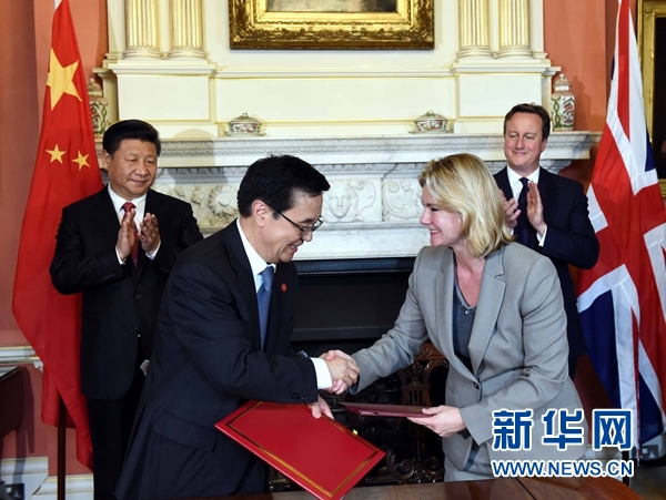 10月21日,國家主席習近平在倫敦唐寧街首相府同英國首相卡梅倫舉行會談。這是會談結束后,兩國領導人共同見證雙邊合作文件的簽署。新華社記者 饒愛民 攝  10月21日,國家主席習近平在倫敦唐寧街首相府同英國首相卡梅倫舉行會談。這是會談結束后,兩國領導人共同見證雙邊合作文件的簽署。新華社記者 饒愛民 攝