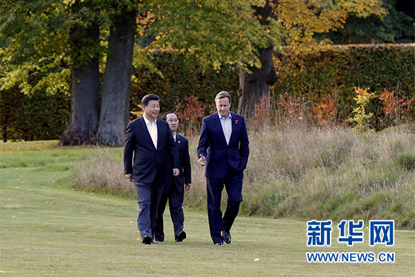 這是習近平與卡梅倫漫步草坪,邊走邊談。新華社記者 鞠鵬攝 這是習近平與卡梅倫漫步草坪,邊走邊談。新華社記者 鞠鵬攝