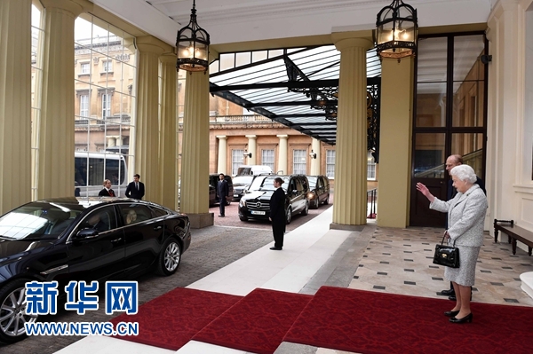 10月22日,國家主席習近平和夫人彭麗媛離開白金漢宮。離開前,英國女王伊麗莎白二世和丈夫菲利普親王專門前來同習近平夫婦親切話別。新華社記者 饒愛民 攝  10月22日,國家主席習近平和夫人彭麗媛離開白金漢宮。離開前,英國女王伊麗莎白二世和丈夫菲利普親王專門前來同習近平夫婦親切話別。新華社記者 饒愛民 攝