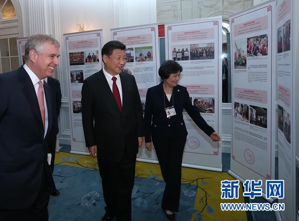 10月22日,國家主席習近平在倫敦出席全英孔子學院和孔子課堂年會開幕式。這是習近平參觀全英孔子學院和孔子課堂成果圖片展。 新華社記者 龐興雷 攝 10月22日,國家主席習近平在倫敦出席全英孔子學院和孔子課堂年會開幕式。這是習近平參觀全英孔子學院和孔子課堂成果圖片展。 新華社記者 龐興雷 攝