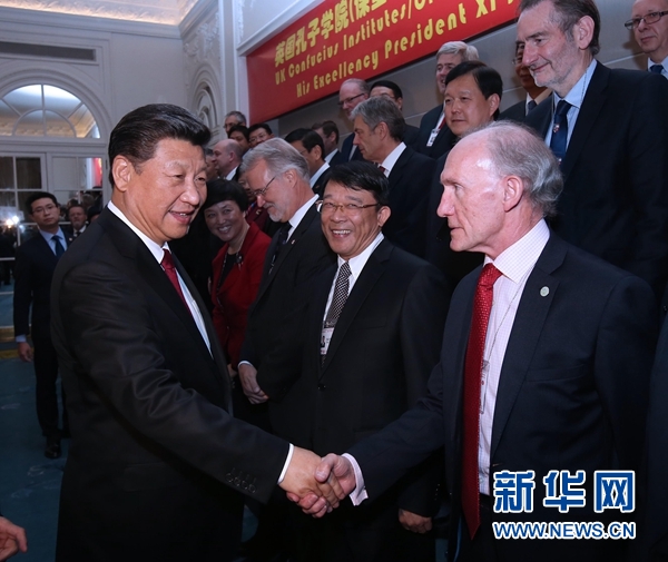 10月22日,國家主席習近平在倫敦出席全英孔子學院和孔子課堂年會開幕式。這是習近平同參加開幕式的嘉賓親切交談。 新華社記者 龐興雷 攝  10月22日,國家主席習近平在倫敦出席全英孔子學院和孔子課堂年會開幕式。這是習近平同參加開幕式的嘉賓親切交談。 新華社記者 龐興雷 攝