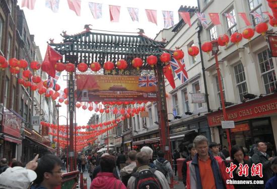 習近平主席訪問英國,倫敦唐人街掛出大紅燈籠和中英兩國國旗。 <a target='_blank' ><p  align=