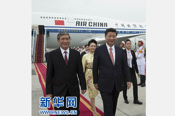 11月5日，中共中央總書記、國家主席習近平抵達越南首都河內，開始對越南進行國事訪問。這是越南高級官員到機場迎接習近平和夫人彭麗媛。新華社記者李學仁攝