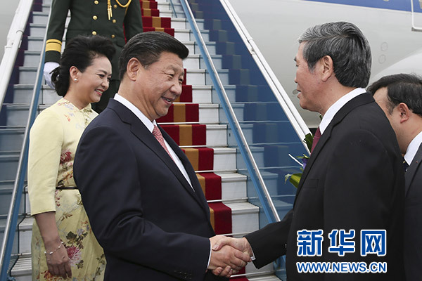 11月5日，中共中央總書記、國家主席習近平抵達越南首都河內，開始對越南進行國事訪問。這是越南高級官員到機場迎接習近平和夫人彭麗媛。新華社記者蘭紅光攝 