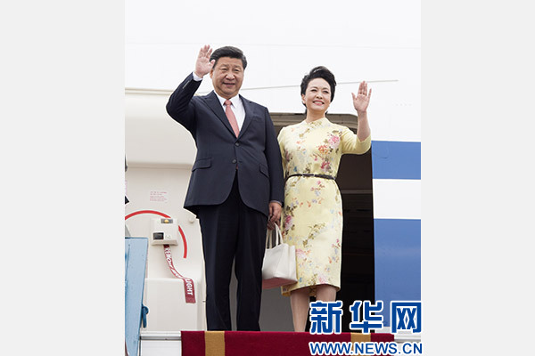 11月5日，中共中央總書記、國家主席習近平抵達越南首都河內，開始對越南進行國事訪問。這是習近平和夫人彭麗媛步出艙門向歡迎人群揮手致意。新華社記者 李學仁 攝