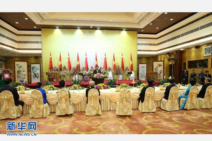 11月5日,中共中央總書記、國家主席習近平和夫人彭麗媛出席越共中央總書記阮富仲和越南國家主席張晉創在河內國際會議中心舉行的盛大歡迎晚宴。新華社記者 龐興雷 攝  11月5日,中共中央總書記、國家主席習近平和夫人彭麗媛出席越共中央總書記阮富仲和越南國家主席張晉創在河內國際會議中心舉行的盛大歡迎晚宴。新華社記者 龐興雷 攝