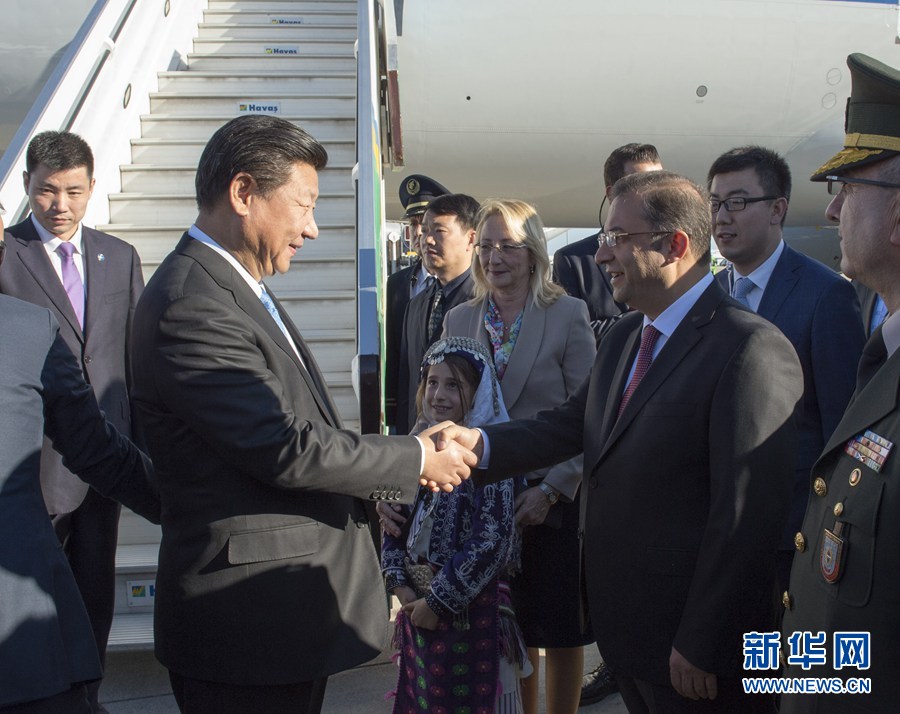 11月14日,國(guó)家主席習(xí)近平抵達(dá)土耳其安塔利亞,應(yīng)土耳其共和國(guó)總統(tǒng)埃爾多安邀請(qǐng),出席二十國(guó)集團(tuán)領(lǐng)導(dǎo)人第十次峰會(huì)。土耳其高級(jí)官員到機(jī)場(chǎng)迎接習(xí)近平主席一行。新華社記者 李學(xué)仁 攝   11月14日,國(guó)家主席習(xí)近平抵達(dá)土耳其安塔利亞,應(yīng)土耳其共和國(guó)總統(tǒng)埃爾多安邀請(qǐng),出席二十國(guó)集團(tuán)領(lǐng)導(dǎo)人第十次峰會(huì)。土耳其高級(jí)官員到機(jī)場(chǎng)迎接習(xí)近平主席一行。新華社記者 李學(xué)仁 攝