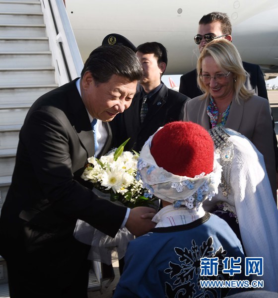 11月14日,國(guó)家主席習(xí)近平抵達(dá)土耳其安塔利亞,應(yīng)土耳其共和國(guó)總統(tǒng)埃爾多安邀請(qǐng),出席二十國(guó)集團(tuán)領(lǐng)導(dǎo)人第十次峰會(huì)。這是土耳其兒童向習(xí)近平主席獻(xiàn)花。新華社記者 饒愛民 攝  11月14日,國(guó)家主席習(xí)近平抵達(dá)土耳其安塔利亞,應(yīng)土耳其共和國(guó)總統(tǒng)埃爾多安邀請(qǐng),出席二十國(guó)集團(tuán)領(lǐng)導(dǎo)人第十次峰會(huì)。這是土耳其兒童向習(xí)近平主席獻(xiàn)花。新華社記者 饒愛民 攝