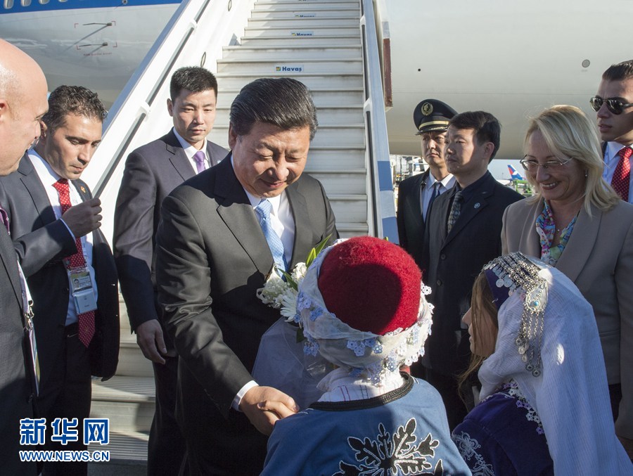 11月14日,國(guó)家主席習(xí)近平抵達(dá)土耳其安塔利亞,應(yīng)土耳其共和國(guó)總統(tǒng)埃爾多安邀請(qǐng),出席二十國(guó)集團(tuán)領(lǐng)導(dǎo)人第十次峰會(huì)。這是土耳其兒童向習(xí)近平主席獻(xiàn)花。新華社記者 李學(xué)仁 攝  11月14日,國(guó)家主席習(xí)近平抵達(dá)土耳其安塔利亞,應(yīng)土耳其共和國(guó)總統(tǒng)埃爾多安邀請(qǐng),出席二十國(guó)集團(tuán)領(lǐng)導(dǎo)人第十次峰會(huì)。這是土耳其兒童向習(xí)近平主席獻(xiàn)花。新華社記者 李學(xué)仁 攝