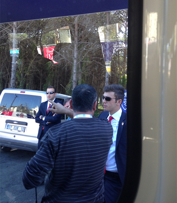 土耳其安保人員在酒店區附近再次核查記者證件