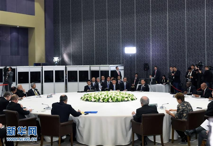 11月15日,金磚國(guó)家領(lǐng)導(dǎo)人非正式會(huì)晤在土耳其安塔利亞舉行,中國(guó)國(guó)家主席習(xí)近平、俄羅斯總統(tǒng)普京、印度總理莫迪、南非總統(tǒng)祖馬、巴西總統(tǒng)羅塞夫出席。習(xí)近平在會(huì)上發(fā)表題為《開拓機(jī)遇應(yīng)對(duì)挑戰(zhàn)》的重要講話。 新華社記者 饒愛民 攝   11月15日,金磚國(guó)家領(lǐng)導(dǎo)人非正式會(huì)晤在土耳其安塔利亞舉行,中國(guó)國(guó)家主席習(xí)近平、俄羅斯總統(tǒng)普京、印度總理莫迪、南非總統(tǒng)祖馬、巴西總統(tǒng)羅塞夫出席。習(xí)近平在會(huì)上發(fā)表題為《開拓機(jī)遇應(yīng)對(duì)挑戰(zhàn)》的重要講話。 新華社記者 饒愛民 攝