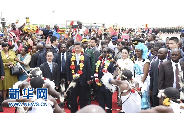 12月1日,中國國家主席習近平乘專機抵達津巴布韋首都哈拉雷,開始對津巴布韋進行國事訪問。津巴布韋總統穆加貝在機場舉行隆重歡迎儀式。這是當地民眾跳起歡快熱情的傳統舞蹈,歡迎習近平和彭麗媛到訪。新華社記者 謝環馳 攝  12月1日,中國國家主席習近平乘專機抵達津巴布韋首都哈拉雷,開始對津巴布韋進行國事訪問。津巴布韋總統穆加貝在機場舉行隆重歡迎儀式。這是當地民眾跳起歡快熱情的傳統舞蹈,歡迎習近平和彭麗媛到訪。新華社記者 謝環馳 攝