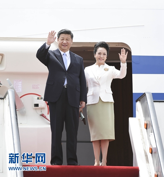 12月1日,中國國家主席習近平乘專機抵達津巴布韋首都哈拉雷,開始對津巴布韋進行國事訪問。津巴布韋總統穆加貝在機場舉行隆重歡迎儀式。這是習近平和夫人彭麗媛向歡迎人群揮手致意。新華社記者 謝環馳 攝  12月1日,中國國家主席習近平乘專機抵達津巴布韋首都哈拉雷,開始對津巴布韋進行國事訪問。津巴布韋總統穆加貝在機場舉行隆重歡迎儀式。這是習近平和夫人彭麗媛向歡迎人群揮手致意。新華社記者 謝環馳 攝