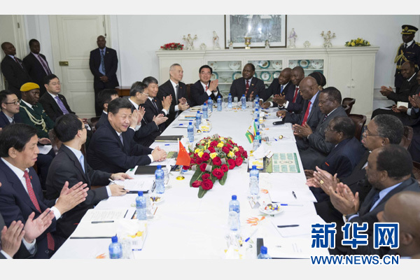 12月1日,國家主席習近平在哈拉雷同津巴布韋總統穆加貝舉行會談。 新華社記者 黃敬文 攝  12月1日,國家主席習近平在哈拉雷同津巴布韋總統穆加貝舉行會談。 新華社記者 黃敬文 攝