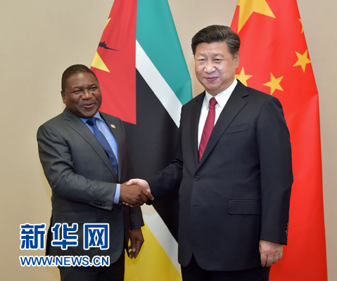 12月3日,國家主席習近平在約翰內斯堡會見莫桑比克總統紐西。新華社記者 李濤 攝  12月3日,國家主席習近平在約翰內斯堡會見莫桑比克總統紐西。新華社記者 李濤 攝