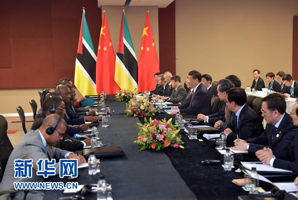 12月3日,國家主席習近平在約翰內斯堡會見莫桑比克總統紐西。新華社記者 李濤 攝  12月3日,國家主席習近平在約翰內斯堡會見莫桑比克總統紐西。新華社記者 李濤 攝