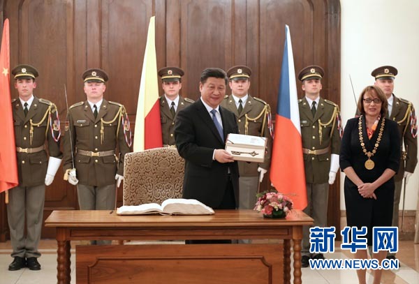 當(dāng)?shù)貢r間3月29日，國家主席習(xí)近平在捷克布拉格會見布拉格市長科爾娜喬娃，并接受科爾娜喬娃代表該市贈予的城市鑰匙。 新華社記者 龐興雷攝