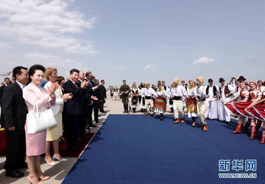 6月17日,國家主席習近平乘專機抵達貝爾格萊德,開始對塞爾維亞共和國進行國事訪問。塞爾維亞民眾跳起歡快熱情的傳統舞蹈科羅舞熱烈歡迎習近平和夫人彭麗媛到訪。新華社記者 饒愛民 攝  6月17日,國家主席習近平乘專機抵達貝爾格萊德,開始對塞爾維亞共和國進行國事訪問。塞爾維亞民眾跳起歡快熱情的傳統舞蹈科羅舞熱烈歡迎習近平和夫人彭麗媛到訪。新華社記者 饒愛民 攝